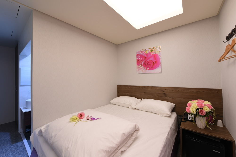 Hotel 九九商旅 Tchaj-čung Exteriér fotografie